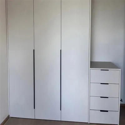 Hagkvæm tré fataskápur