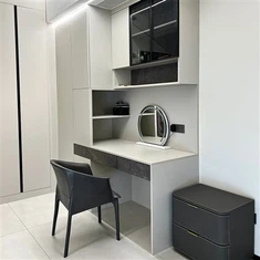 Hvítur bókaskápur innanlandsskrifstofu